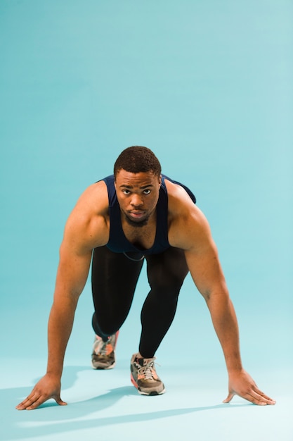 Sportowy mężczyzna w gym stroju przygotowywa biegać