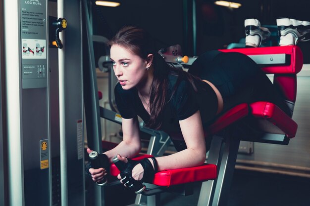 Sporty kobieta robi sprawności fizycznej ćwiczeniu w gym