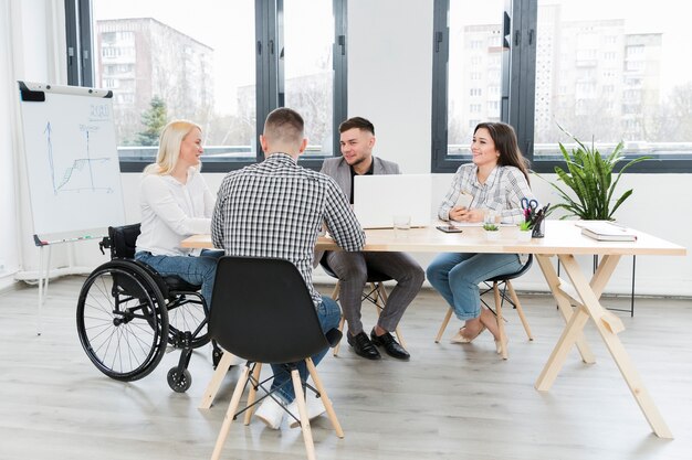 Spotkanie w biurze z kobietą na wózku inwalidzkim