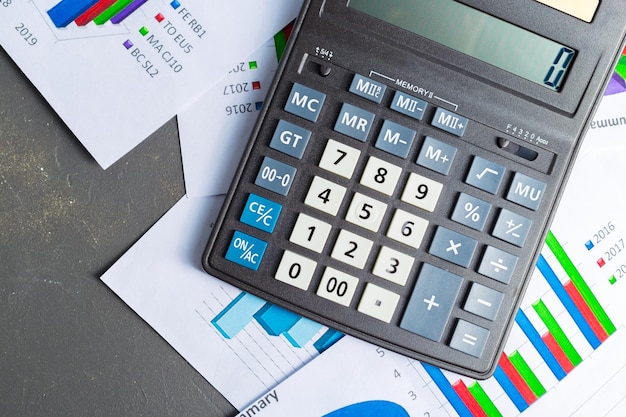Sprawdzenie raportu księgowego na kalkulatorze biznesowym