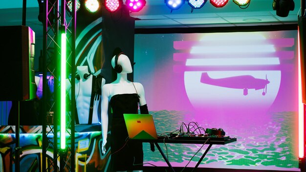 sprzęt do miksowania DJ w podziemnym klubie