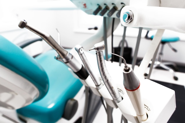 Sprzęt i instrumenty dentystyczne w gabinecie dentystycznym. Narzędzia z bliska.