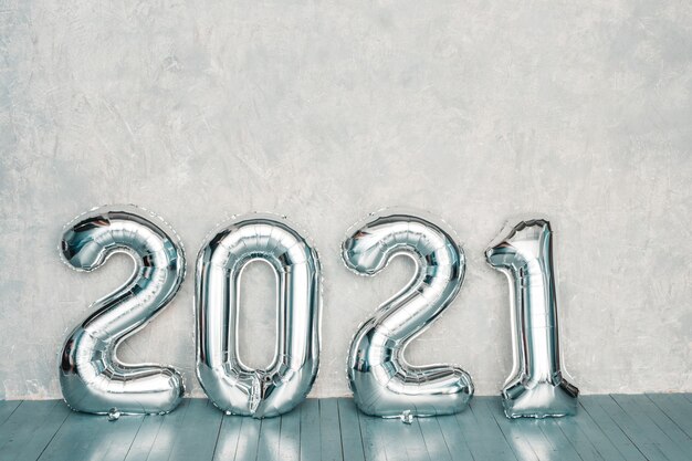 Srebrne balony 2021. Szczęśliwego Nowego 2021 roku. Cyfry metaliczne 2021