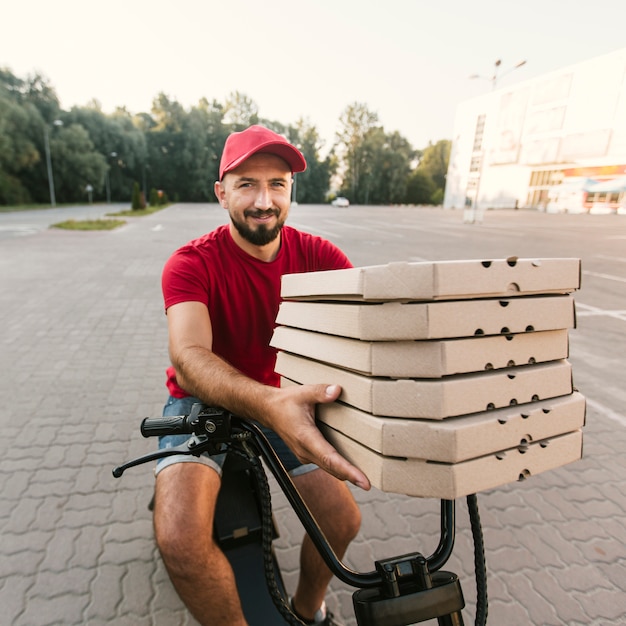 Średni Facet Z Shotdelivery Trzymający Pudełka Po Pizzy