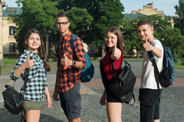 Średni Strzał Aprobujących Nastoletnich Przyjaciół