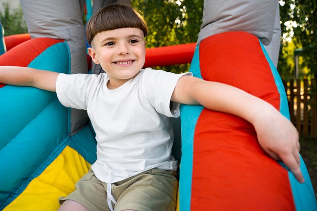 Średni strzał dzieciak bawiący się w bounce house