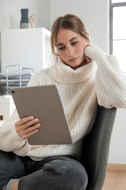 Średni strzał freelancer trzymający tablet