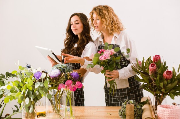 Średni strzał kobiet pracujących w kwiaciarni