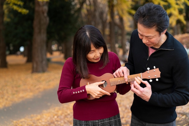 Średni Strzał Kobieta I Mężczyzna Z Ukulele