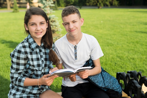 Średni Strzał Licealistów Dzielących Książkę Na ławce