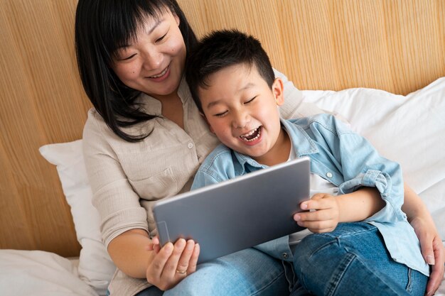 Średni strzał mama i chłopiec z tabletem