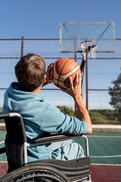Średni Strzał Niepełnosprawny Mężczyzna Grający W Koszykówkę