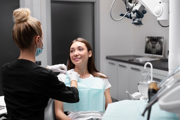 Średni strzał pacjenta u dentysty