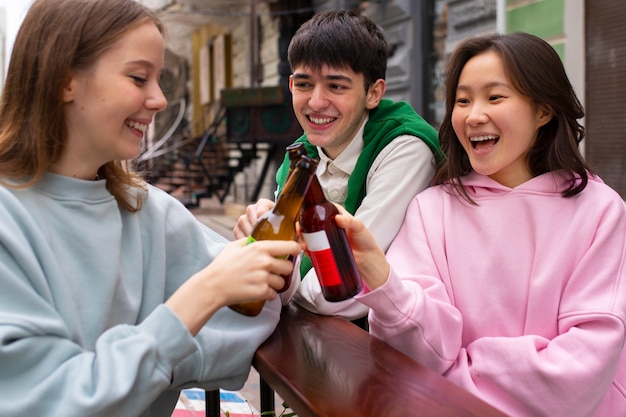 Średni strzał przyjaciele pijący kombucha