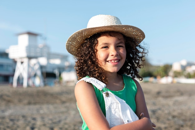 Średni Strzał Szczęśliwa Dziewczyna Na Plaży