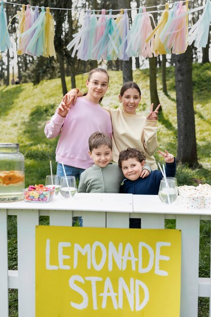 Średni strzał szczęśliwe dzieci z lemoniadą