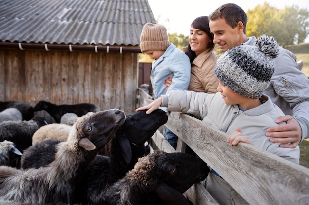 Bezpłatne zdjęcie Średni strzał szczęśliwe rodzinne życie na wsi