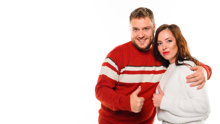 Bezpłatny plik Zdjęcie średni strzał szczęśliwych bożonarodzeniowych modeli