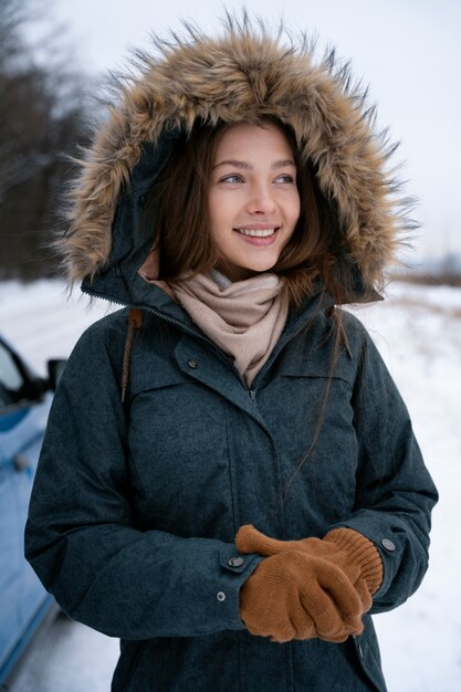 Średni strzał uśmiechniętej kobiety w sezonie zimowym