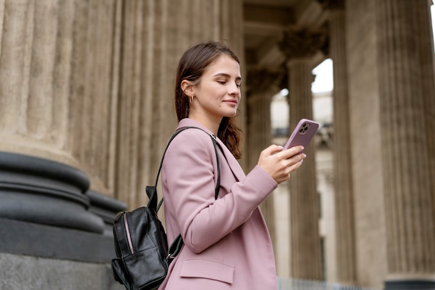 Bezpłatne zdjęcie Średni styl życia kobiety ze smartfonem