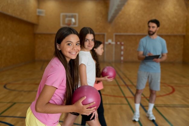 Średnie Dziewczyny I Nauczycielka Siłowni Gym