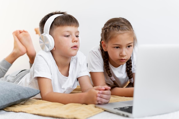Średnie ujęcia dzieci z laptopem