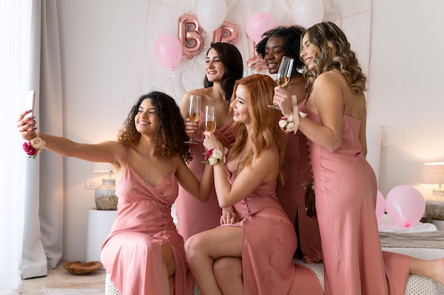 Bezpłatne zdjęcie Średnie ujęcia kobiety na imprezie robiące selfie