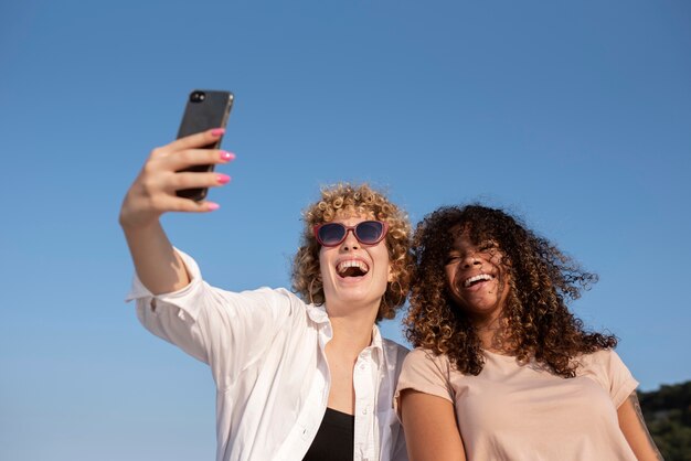 Średnie ujęcie kobiety robiące selfie