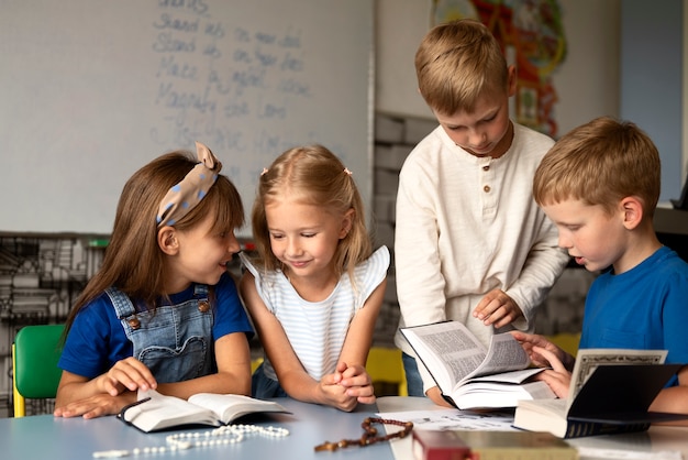 Średnie Ujęcie Małych Dzieci Studiujących Biblię