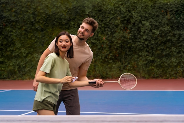 Średnie ujęcie osób grających w badmintona