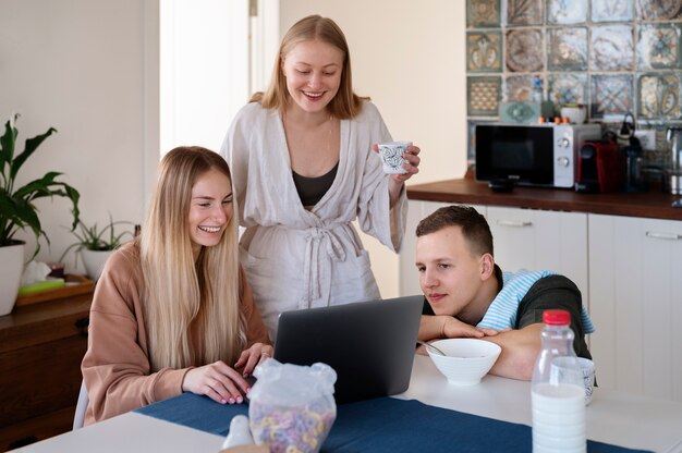 Średnie ujęcie osób patrzących na laptopa