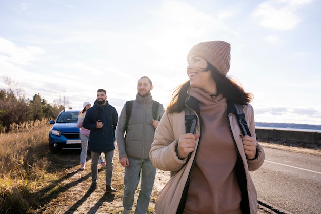 Bezpłatne zdjęcie Średnie ujęcie osób podróżujących razem