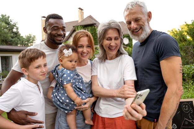 Średnie ujęcie szczęśliwa rodzina biorąca selfie