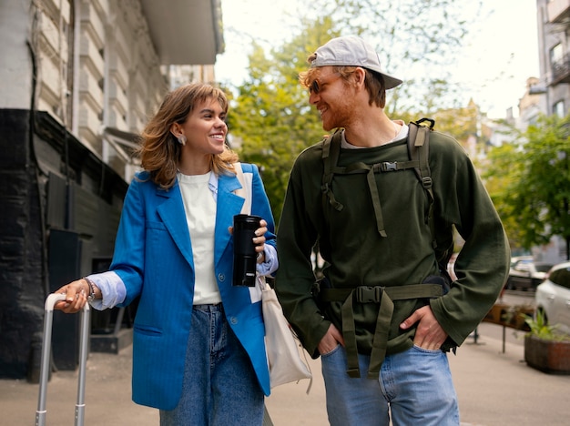 Bezpłatne zdjęcie Średnio fotografowani przyjaciele podróżujący razem