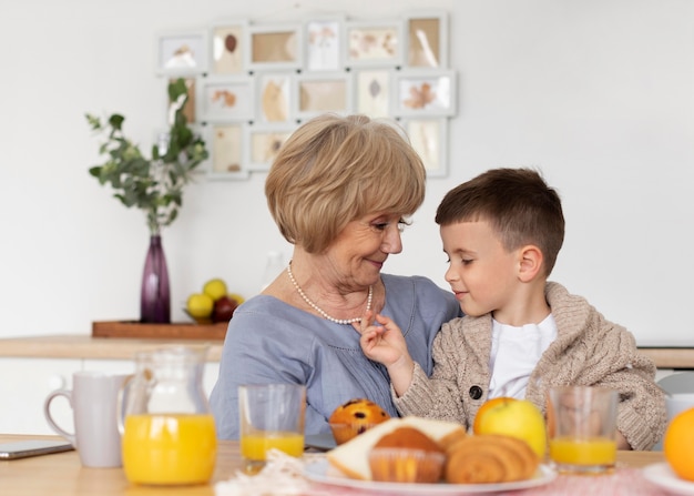 Średnio strzał babcia trzyma dziecko