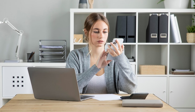 Średnio strzał bizneswoman trzyma telefon