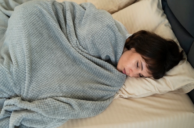 Średnio strzał chora kobieta w łóżku