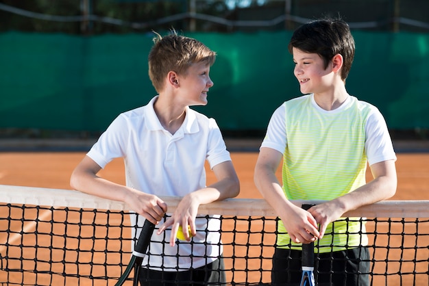 Bezpłatne zdjęcie Średnio strzał dzieci na boisku do tenisa