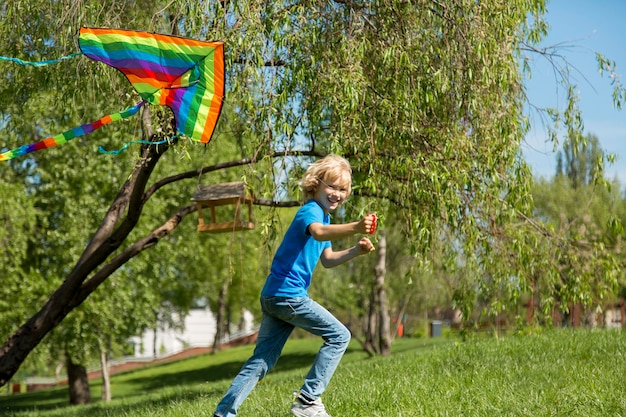 Średnio strzał dzieciak z kolorowym latawcem