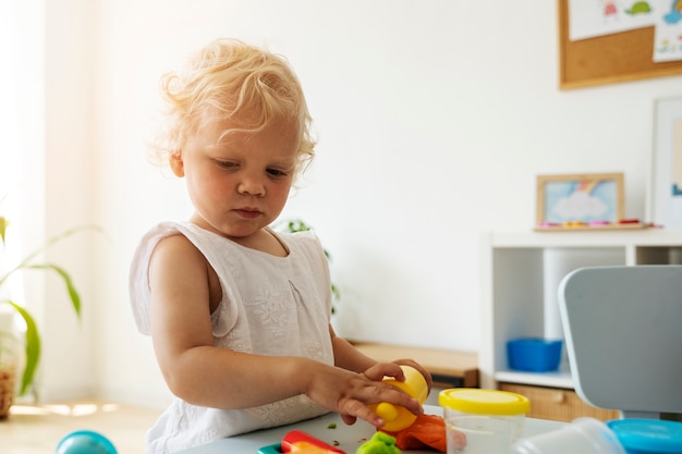 Średnio strzał dziecko bawi się w pomieszczeniu