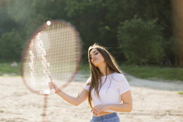 Bezpłatne zdjęcie Średnio strzał dziewczyna trzyma rakietkę do badmintona
