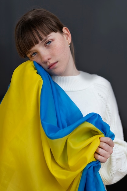Średnio strzał dziewczyna trzymająca ukraińską flagę