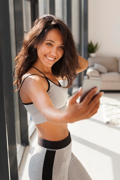 Średnio strzał fit kobieta przy selfie