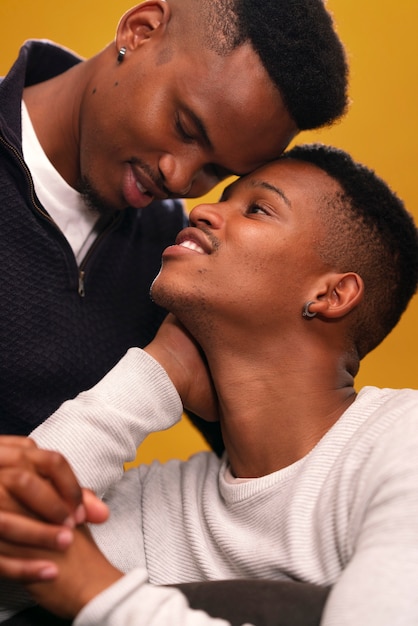 Bezpłatne zdjęcie Średnio strzał gejów czarnych mężczyzn pozowanie
