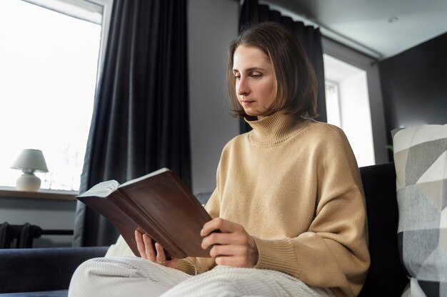 Średnio strzał kobieta czytająca Biblię