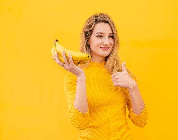 Średnio strzał kobieta gospodarstwa bananów