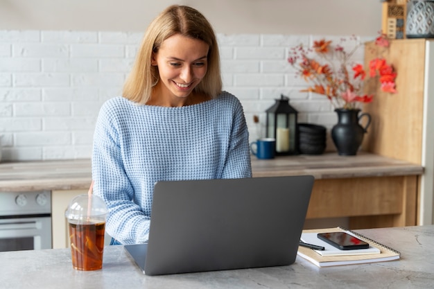 Średnio strzał kobieta pracująca na laptopie