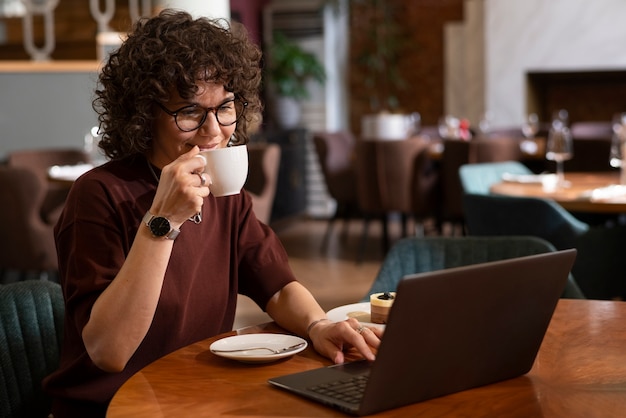 Średnio strzał kobieta pracująca na laptopie