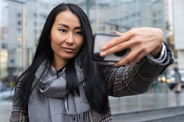 Średnio strzał kobieta przy selfie