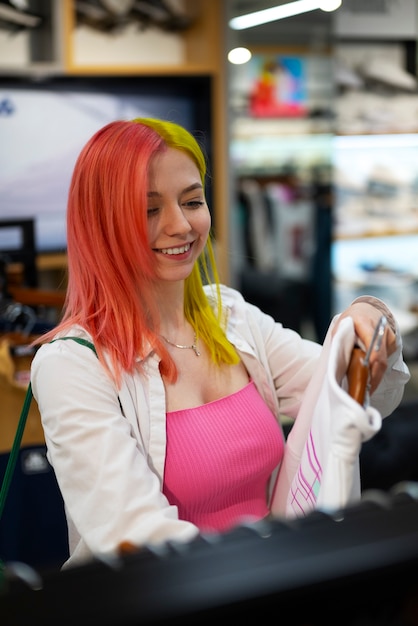 Średnio strzał kobieta robi zakupy w centrum handlowym